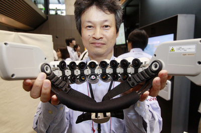 脳信号読み取り機器操作、日立のBMI研究