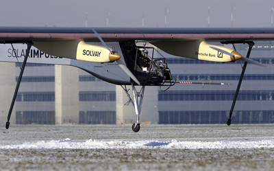 ソーラー飛行機試作機、商用化目指し初飛行 スイス