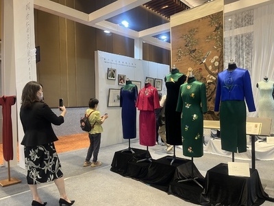 チャイナドレス人形を「日本の芸者」と誤表記 中国雑貨チェーンの海外代理店