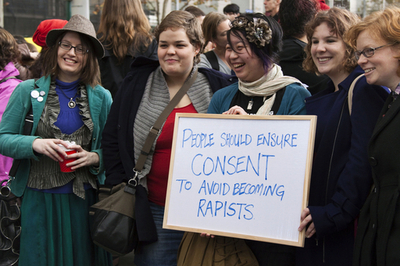性犯罪被害と服装は無関係、豪州でデモ行進