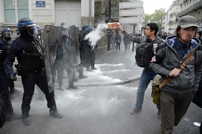 「マクロンでもルペンでもない！」 仏各地でデモ、機動隊と衝突も