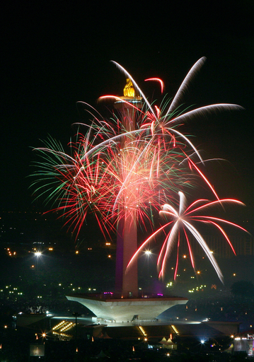 インドネシアでも花火、新年の夜空を華やかに