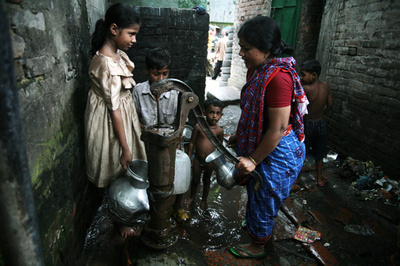 2000万人がヒ素汚染水を飲用、バングラデシュ HRW