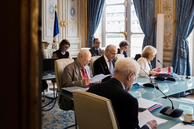 フランス憲法に文法ミス、60年越しの修正を右派議員ら要求