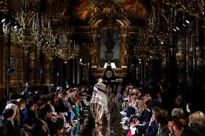 パリ・オペラ座で新作、「ステラ マッカートニー」18/19年秋冬