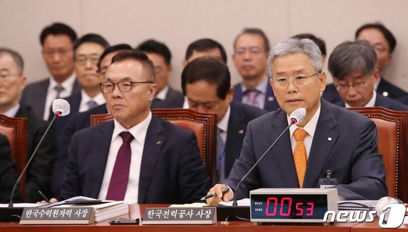 2023年10月19日、国会の産業通商資源中小ベンチャー企業委員会に出席した(右)キム・ドンチョル韓電社長とファン・ジュホ韓水原社長(c)news1
