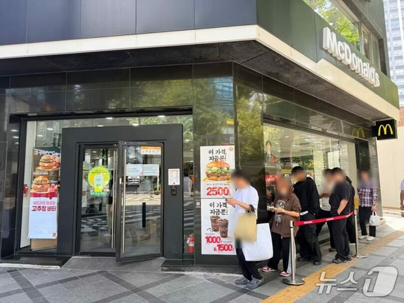 ソウル市内のマクドナルド店舗前で、ピースマイナスワンとのコラボグッズを購入するため待つ客(c)news1