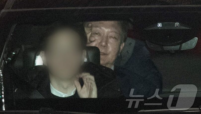 15日、ソウル拘置所へ移送される韓国のユン・ソンニョル(尹錫悦)大統領=共同取材(c)news1
