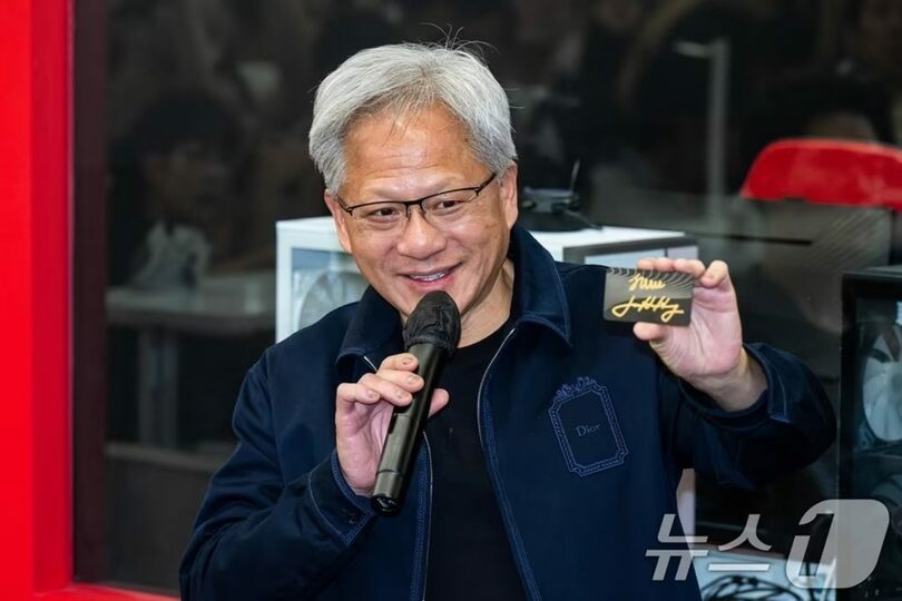 eスポーツチームT1の拠点を訪れ、エヌビディアの「RTXスパーク」を手にするジェンスン・フアンCEO(c)news1