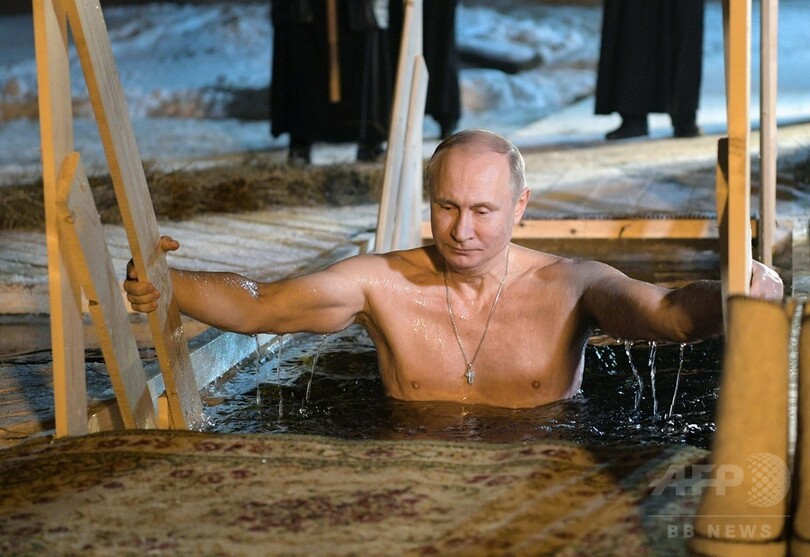プーチン大統領 氷点下5度の湖でみそぎ ロシア 写真9枚 国際ニュース Afpbb News