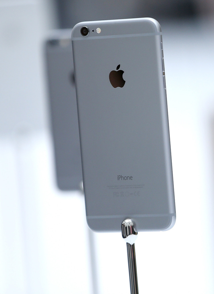 アップル、スマートウオッチと大画面iPhoneを発表