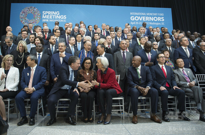 IMF・世銀の春季会合、米財務長官と談笑する麻生財務相