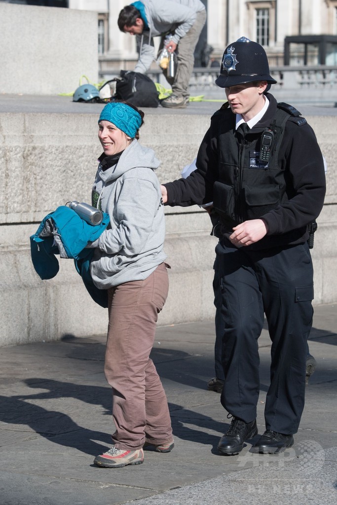 ロンドン著名人像にガスマスク 環境団体、大気汚染問題を喚起