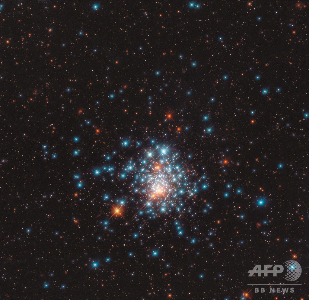 カラフルな球状星団、ミツバチ群がるように互いを周回 カラフルな球状星団、ミツバチ群がるように互いを周回