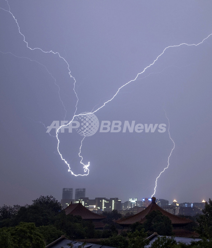 まるで竜の踊り 北京の空に走る稲妻 写真2枚 国際ニュース Afpbb News