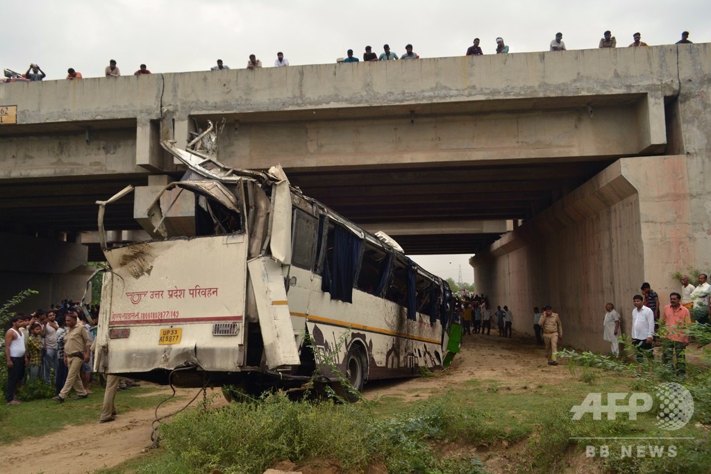 インド高速道路からバス転落、29人死亡 運転手居眠りか