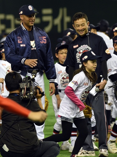 松井氏とジーター氏、東京ドームで野球教室 写真7枚 国際ニュース