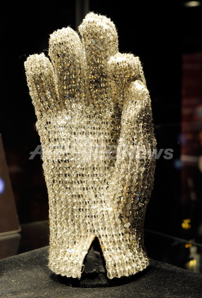 白手袋は1700万、マイケルゆかりの品が競売に 写真12枚 国際ニュース