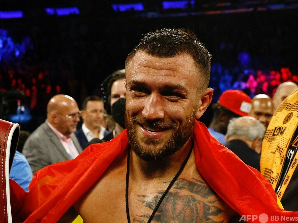 ロマチェンコがIBFライト級王座獲得 カンボソスにTKO勝ち 写真1枚 国際ニュース:AFPBB News