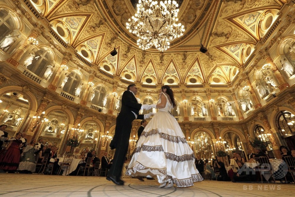 19世紀の舞踏会を再現、仏パリで華やかに開催 写真21枚 国際ニュース:AFPBB News
