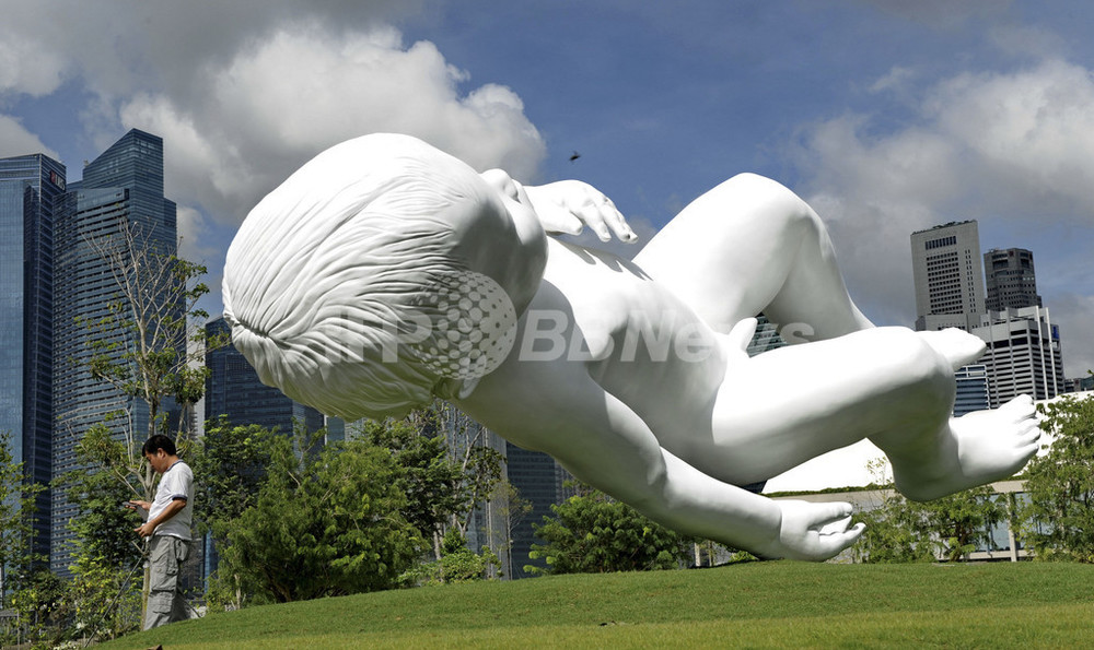 植物園に巨大な白い赤ちゃん、シンガポール 写真5枚 国際ニュース