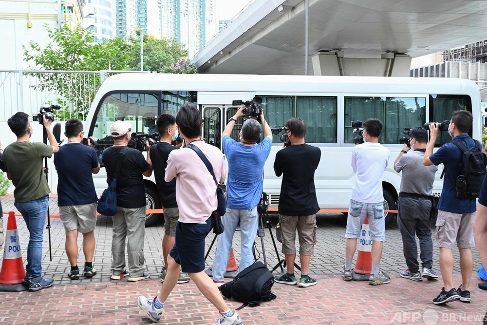香港紙「蘋果日報」幹部2人が出廷 外国との共謀罪で当局が起訴