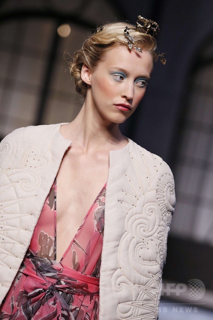 新デザイナーが辿る創業者の面影、「スキャパレリ」15/16年秋冬オートクチュール