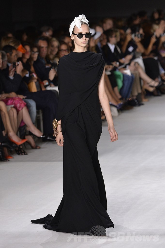 起き抜けのラフなスタイルをモードに昇華、「ジャンバティスタ・ヴァリ」14/15年秋冬オートクチュール