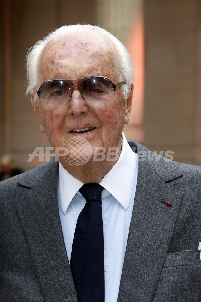 「アライア」展パリで開催、オープニングにユベール・ド・ジバンシィら豪華な顔ぶれ