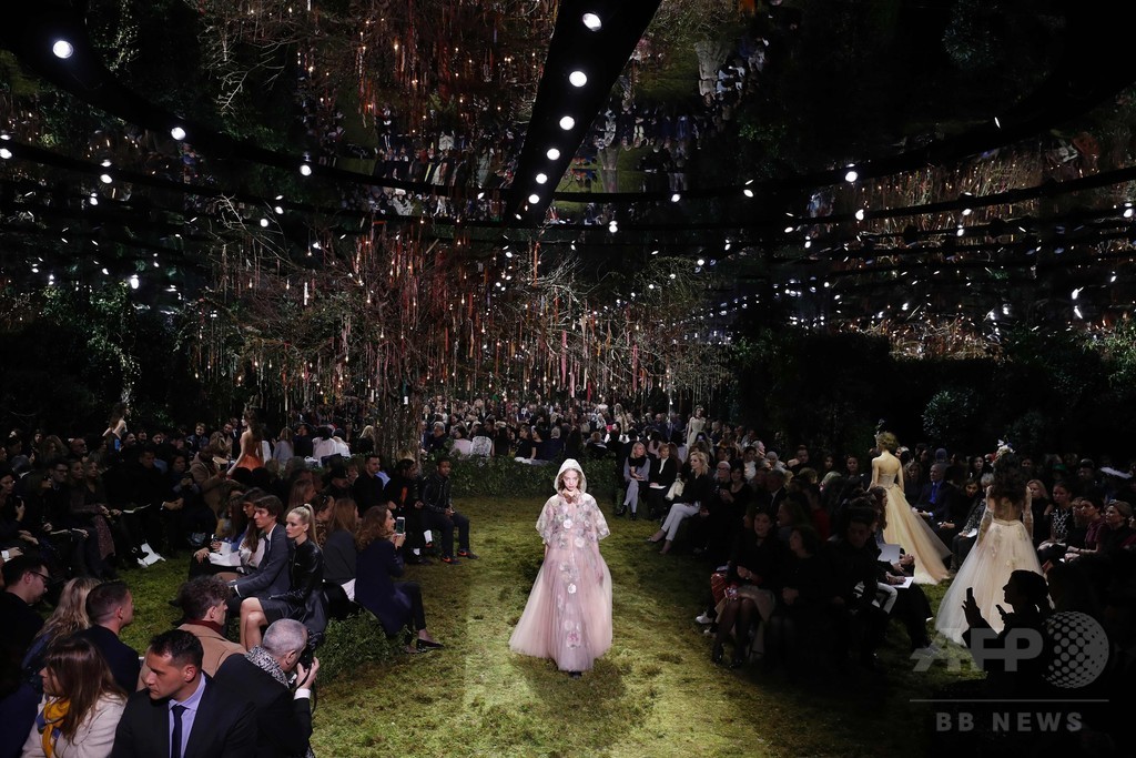 キウリによる初の「ディオール」オートクチュール、ファッション界から称賛