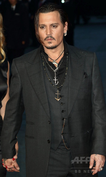 ジョニー・デップ、16歳の若さで芸能界入りの娘を「心配」