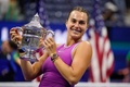全米オープンテニス、女子シングルス決勝。トロフィーを手に優勝を喜ぶアリーナ・サバレンカ（2024年9月7日撮影）。(c)TIMOTHY A. CLARY/AFP