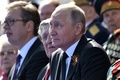 ロシアの首都モスクワで行われた旧ソ連の対ナチス・ドイツ戦勝73年を記念する軍事パレードを閲兵するウラジーミル・プーチン大統領（2018年5月9日撮影）。(c)AFP PHOTO / SPUTNIK / Alexey NIKOLSKY