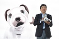 アイボを紹介するソニー中国董事長兼総裁の高橋洋介氏（2019年4月19日撮影）。(c)CNS/崔楠