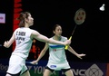 バドミントン、インドネシア・オープン、女子ダブルス準決勝。試合に臨む松山奈未（奥）/志田千陽組（2021年11月27日撮影）。(c)AFP PHOTO / Badminton Association of Indonesia
