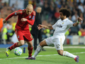 サッカー欧州チャンピオンズリーグ2011-12（UEFA Champions League 2011-12）は25日、準決勝第2戦が行われ、バイエルン・ミュンヘン（Bayern Munich）が2試合合計スコアを3-3として迎えたペナルティーキック（PK）戦でレアル・マドリード（Real Madrid）に3-1で勝利し、決勝進出を決めた。

レアル・マドリードのマルセロ（Marcelo Vieira Da Silva Junior、右）のチェックを受けるバイエルン・ミュンヘンのアリエン・ロッベン（Arjen Robben、2012年4月25日撮影）。(c)AFP/CHRISTOF STACHE