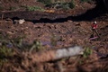 ブラジル南東部ブルマジニョ近郊の鉱山で起きたダム決壊の被害を受けた地域で捜索活動を行う救助隊（2019年1月28日撮影）。(c)DOUGLAS MAGNO / AFP