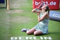 女子テニス、ベット1オープン、シングルス決勝。トロフィーにキスするペトラ・クビトバ（2023年6月25日撮影）。(c)Tobias SCHWARZ / AFP