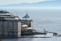 イタリア中部ジリオ（Giglio）島沖で、浮上した豪華客船コスタ・コンコルディア（Costa Concordia）号の船首（2014年7月20日撮影）。(c)AFP/TIZIANA FABI