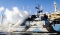 南極海（Southern Ocean）で、日本の調査捕鯨船と衝突した後、水煙を上げる反捕鯨団体シー・シェパード（Sea Shepherd Conservation Society）の抗議船「スティーブ・アーウィン（Steve Irwin）号」（2013年2月25日撮影、同26日提供）。(c)AFP/SEA SHEPHERD AUSTRALIA/TIM WATTERS