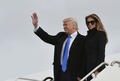 米メリーランド州のアンドリューズ空軍基地に到着したドナルド・トランプ次期大統領とメラニア夫人（2017年1月19日撮影）。(c)AFP/MANDEL NGAN