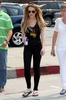 チャリティ・ブランド「オムニピース(OmniPeace)」のＴシャツを着用した女優のリンジー・ローハン（Lindsay Lohan）。(c) OmniPeace