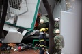 中国広東省東莞市の巨大クレーンが倒壊した建設現場で救助活動を行う救助隊（2016年4月13日撮影）。(c)AFP