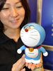 東京ビッグサイト（東京・有明）で16日に開幕した玩具見本市「東京おもちゃショー2009（International Tokyo Toy Show 2009）」で展示されるバンダイ（Banda）のドラえもん型コミュニケーションロボット「Myドラえもん（My Doraemon）」（2009年7月16日撮影）。(c)AFP/Yoshikazu TSUNO