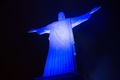 ブラジル・リオデジャネイロ（Rio de Janeiro）にあるコルコバード（Corcovado）の丘に立つ、アルゼンチンの国旗の色に染め上げられた巨大なキリスト像（Christ the Redeemer、2014年7月12日撮影）。(c)AFP/YASUYOSHI CHIBA