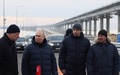 クリミア橋を視察したロシアのウラジーミル・プーチン大統領（中央左）とマラト・フスヌリン副首相（左）。ロシア政府系通信社のスプートニク提供（2022年12月5日撮影）。(c)Mikhail Metzel / SPUTNIK / AFP