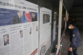 韓国ソウル市の街頭で、北朝鮮軍によるウクライナ紛争への派兵決定に関する報道を読む男性（2024年10月21日撮影）。(c) Anthony WALLACE / AFP
