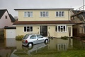 英イングランド（England）南東部バクシャー（Berkshire）州のレイズバリー（Wraysbury）で、浸水の被害に遭った住宅（2014年2月10日撮影）。(c)AFP/BEN STANSALL