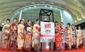 東京証券取引所（Tokyo Stock Exchange）で行われた今年初の取引を祝う大発会の式典に着物姿で参加した女性職員たち（2014年1月6日撮影）。(c)AFP/KAZUHIRO NOGI
