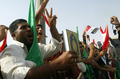 イラク・バグダッド（Baghdad）で、反米デモを行うイスラム教シーア派（Shiite）反米指導者ムクタダ・サドル（Moqtada al-Sadr）師の支持者ら（2008年10月18日撮影）。(c)AFP/ALI YUSSEF